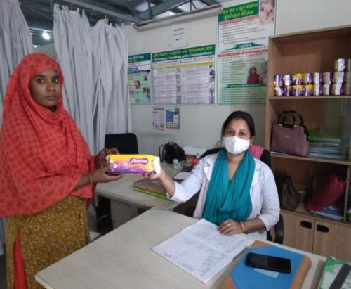 Female-worker-receive-Sanitary-Napkin-from-factory-medical-centre-2